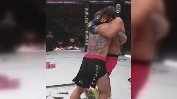 MMA-vechter bijt in oor van tegenstander