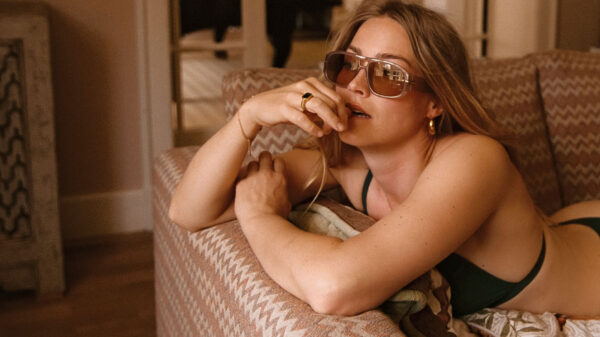 Geraldine Kemper pronkt met haar lichtgebruinde kadetjes op de bank