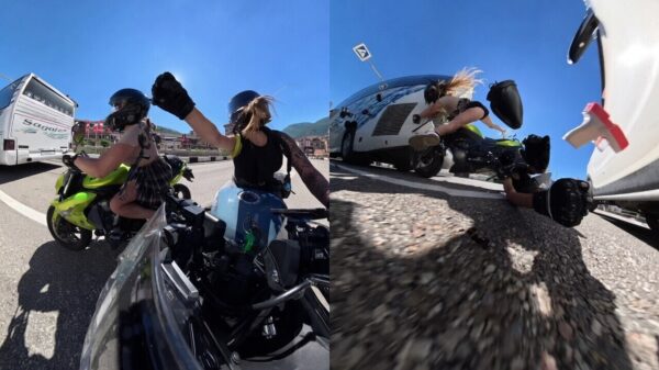 Twee motorrijdsters tikken elkaar aan en ineens vliegt er nóg iets door de lucht