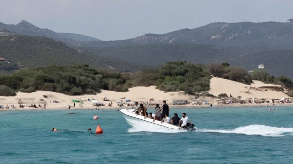 Migrantenboot verwondt zwemster bij botsing voor Italiaanse kust