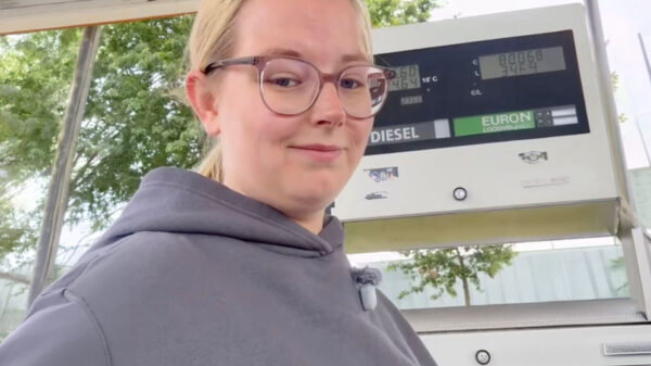Amarens heeft een vrij bijzondere manier om mannen te versieren