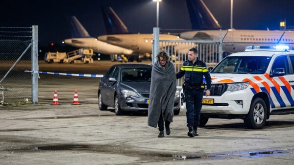 Naakte vrouw rijdt door hek Eindhoven Airport en belandt tussen de vliegtuigen