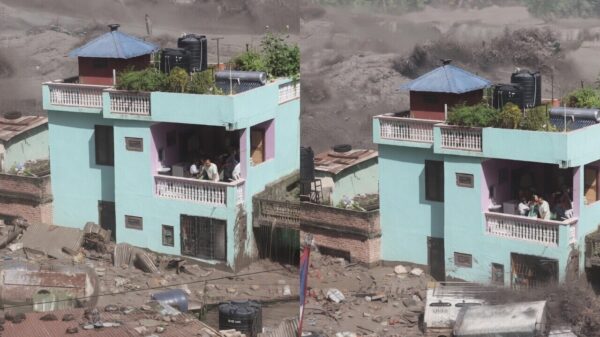 Schokkende beelden tonen gezin op balkon ingesloten door kolkend water in Nepal