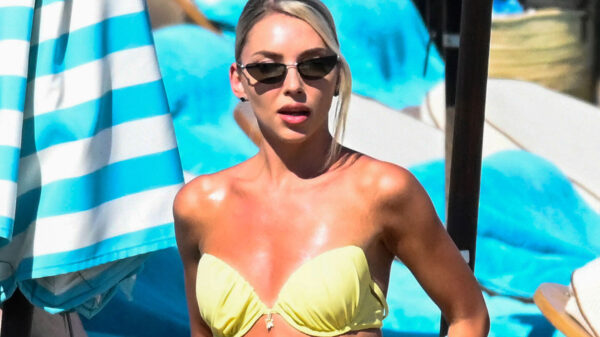 Bernadette Szőcs trakteert Mykonos op een wel héél diepgaand inkijkje