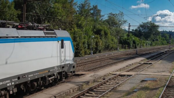 Tsjechië: Gezin steekt vlak voor naderende trein over, kind ontsnapt aan de dood