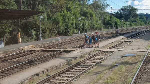 Tsjechië: Gezin steekt vlak voor naderende trein over, kind ontsnapt aan de dood