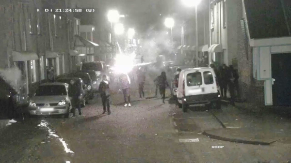 Politie deelt video van Utrechts tuig dat de politie met vuurwerk bekogelt
