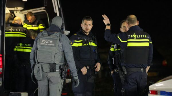 Schietpartij in Overasselt: Twee agenten gewond geraakt, een persoon overleden