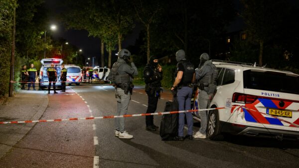 Schietpartij in Overasselt: Twee agenten gewond geraakt, een persoon overleden