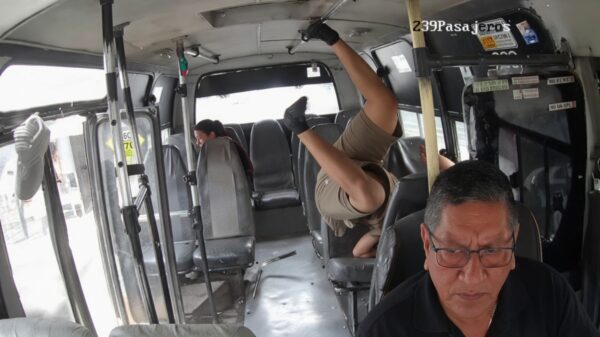 Bizarre crash in Colombia: motorrijder vliegt dankzij open deuren zo de bus in