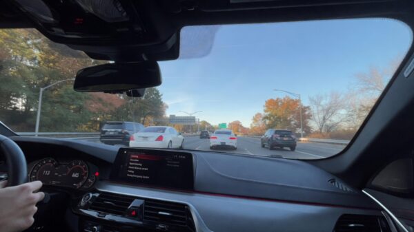 BMW-bestuurder denkt dat snelweg racebaan is en klapt vol achterop auto