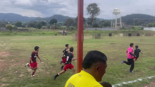 Hooligans bestormen voetbalveld en vallen spelers aan in het Mexicaanse Michoacán