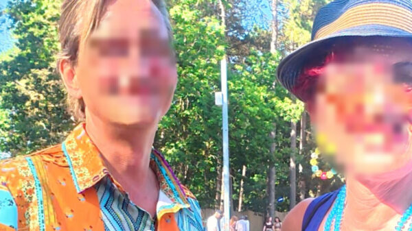 Hilariteit om 'kaakschaatsende' moeder in interview over drugsgebruik