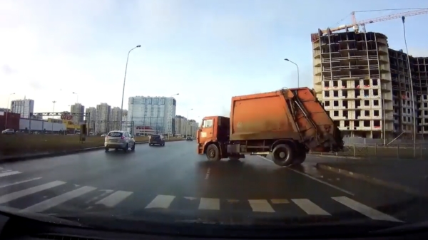 Russische vuilniswagen heeft de vaart er lekker in en dumpt zijn afval in bocht 34