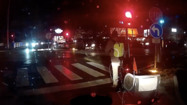 Hufterige Belg fietst door rood een zorgt voor onnodig veel verkeerschaos