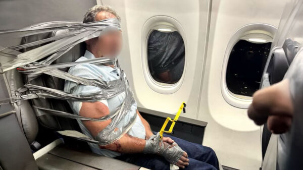 Passagier met ducttape vastgezet aan zijn stoel na herres in het vliegtuig