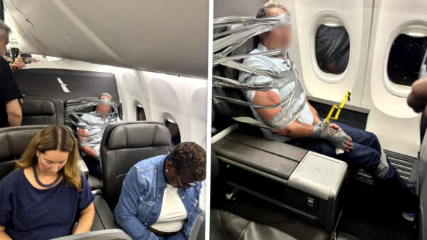 Passagier met ducttape vastgezet aan zijn stoel na herres in het vliegtuig