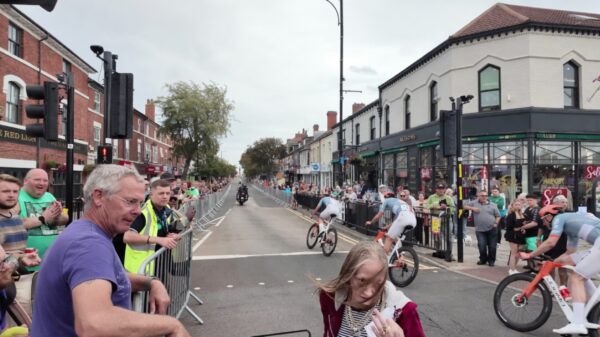 Bizar: Vrouw steekt rustig over met d'r karretje tijdens de Tour of Britain