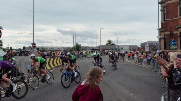 Bizar: Vrouw steekt rustig over met d'r karretje tijdens de Tour of Britain