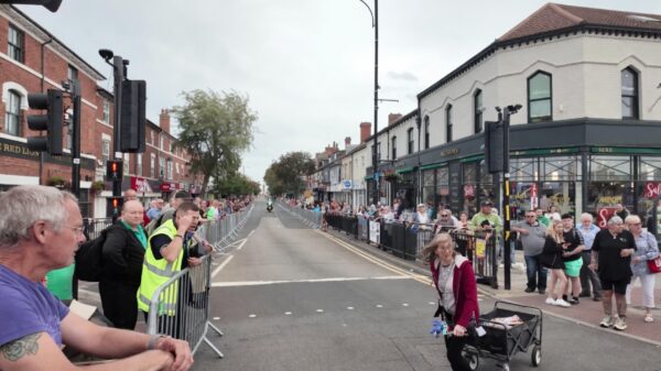 Bizar: Vrouw steekt rustig over met d'r karretje tijdens de Tour of Britain