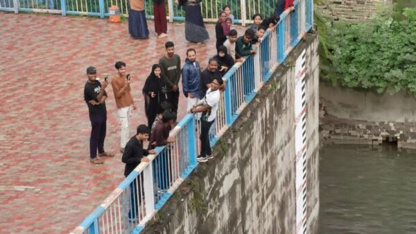 Man springt voor een video van hoge dam en breekt beide benen in ondiep water