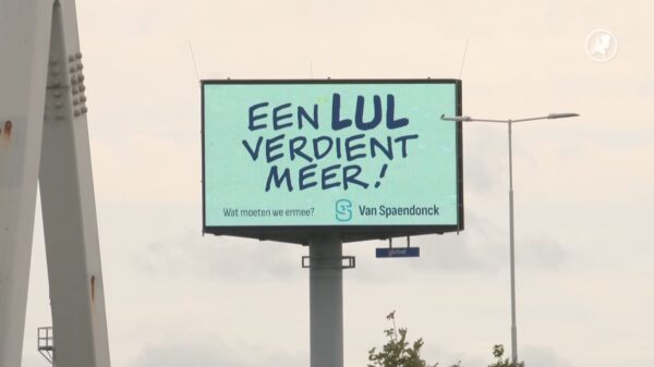Ophef om billboard langs de A2 met de tekst: "Een lul verdient meer!"