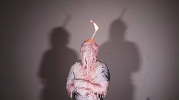 Dorpsidioot besluit zichzelf tot een menselijke kaars om te toveren