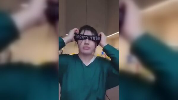 Ze kan een geinig trucje met zijn boxershort