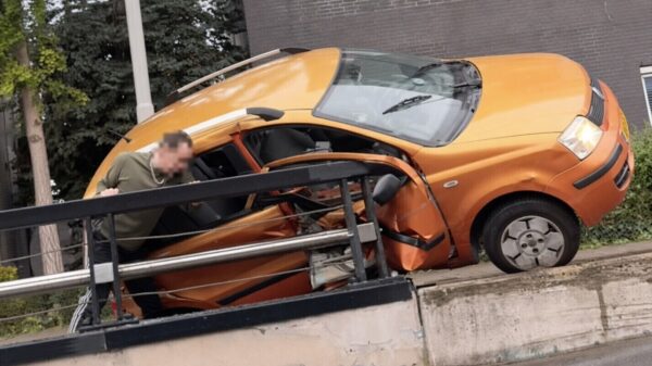 Gecrashte Hulk duwt al bellende z'n gesloopte wagen terug op 't asfalt