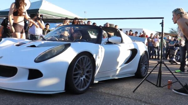Gebrekkige Gerrie parkeert haar scootmobiel achterop een dikke Lotus tijdens het limbodansen