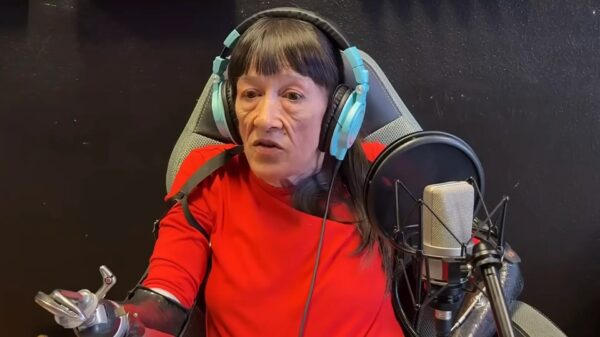 Vrouw vertelt hoe ze overleefde nadat moordenaar beide armen afhakte