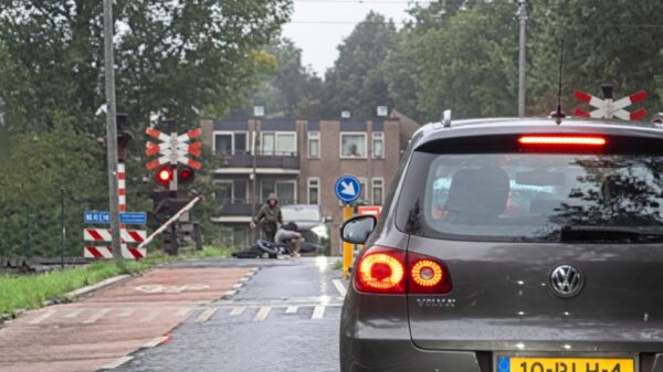 Kneusjes op fatbike klappen op slagboom en belanden bijna onder trein in Alkmaar