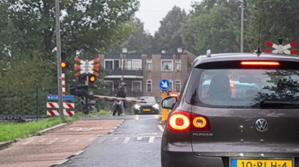 Kneusjes op fatbike klappen op slagboom en belanden bijna onder trein in Alkmaar