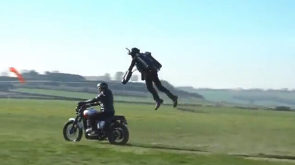 Met een jetpack achterop de motor zitten is weer eens wat anders