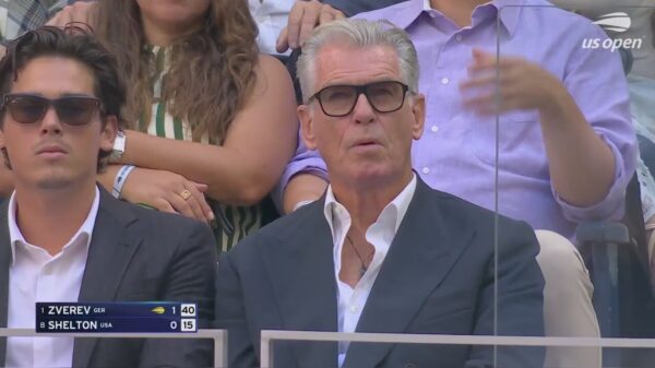 0:07 op de klok: hallo Pierce Brosnan