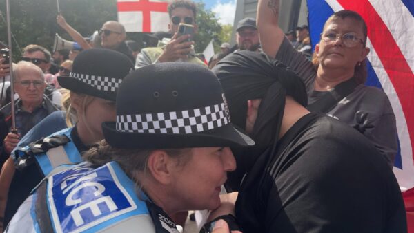 Gezichtsbedekking verboden door politie; man komt in boerka naar protest