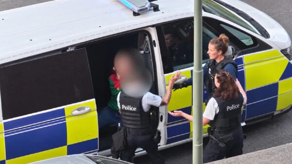 Ophef om beelden van agent die geboeide vrouw hard in d'r gezicht slaat