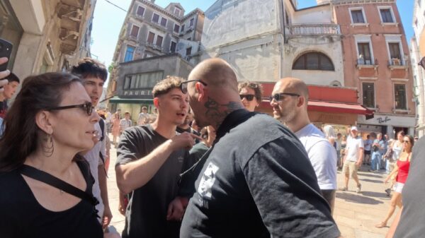 Beelden: Dutch Travel Maniac beukt van zich af tijdens vechtpartij in Venetië