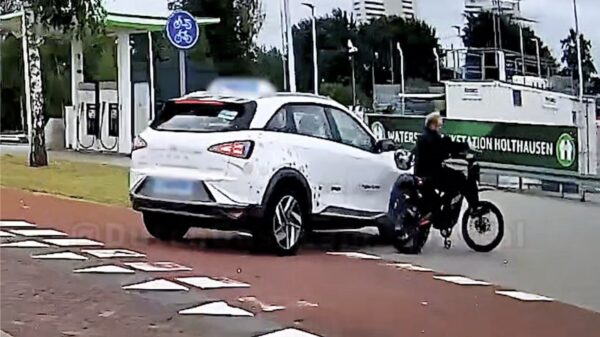 Kijken is ook een kunst: afslaande taxi klapt vol op een fatbiker