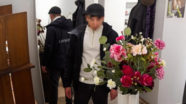 Opsporing verzocht: Laffe dief jat 9 ringen in Amsterdamse juwelierszaak