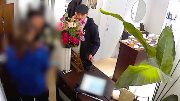 Opsporing verzocht: Laffe dief jat 9 ringen in Amsterdamse juwelierszaak