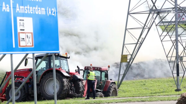 Zeven boeren aangehouden na brandende hooibalen langs A2 bij Breukelen