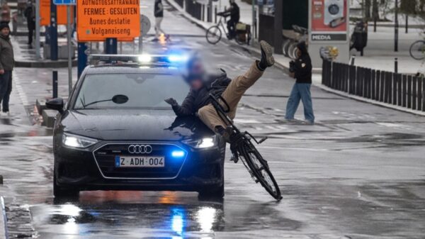 Oeps! Fietser keihard van z'n sokken gereden door loeiende politieauto
