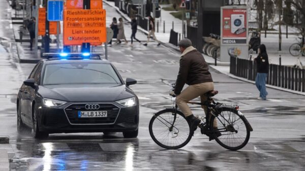 Oeps! Fietser keihard van z'n sokken gereden door loeiende politieauto