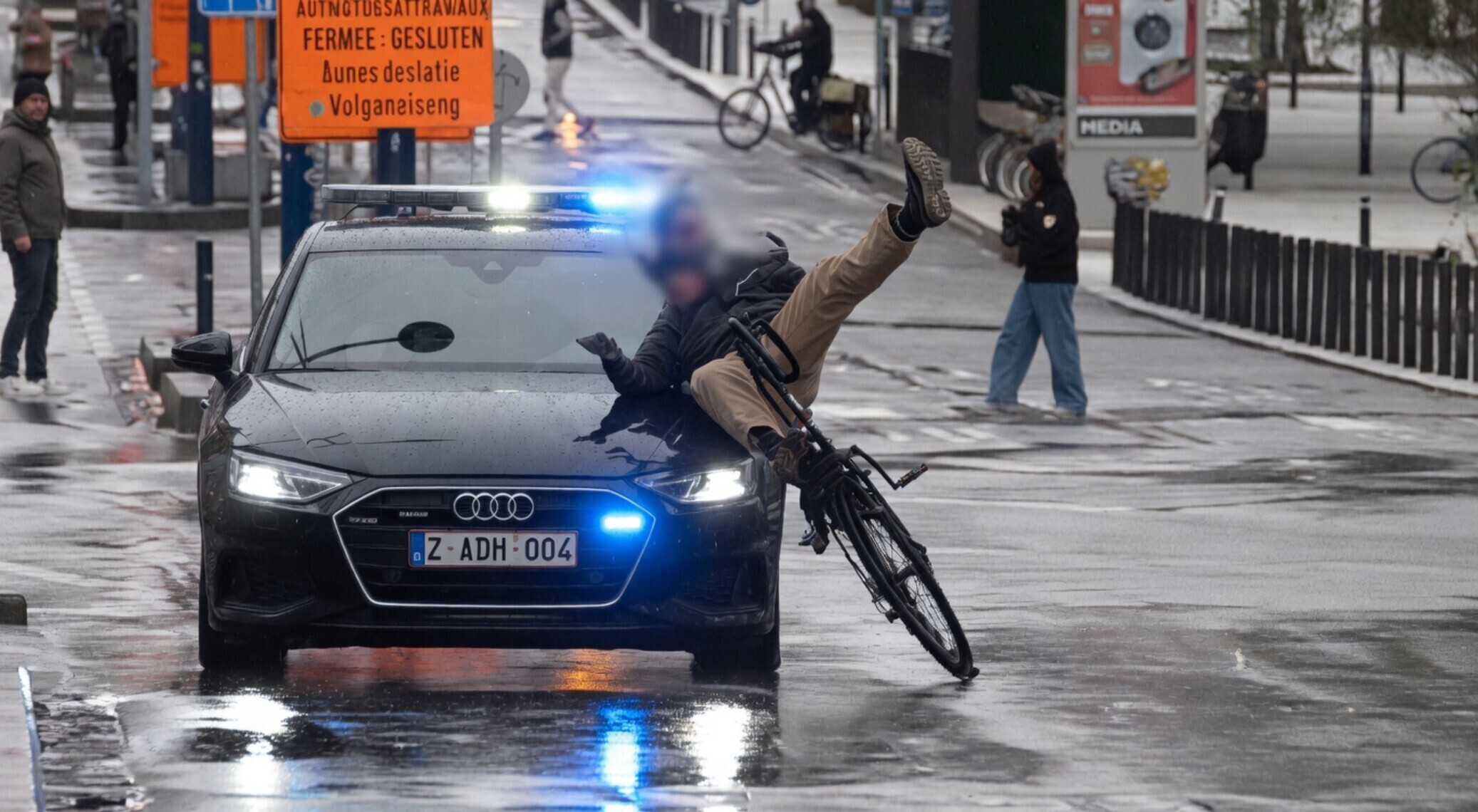 Oeps! Fietser keihard van z'n sokken gereden door loeiende politieauto