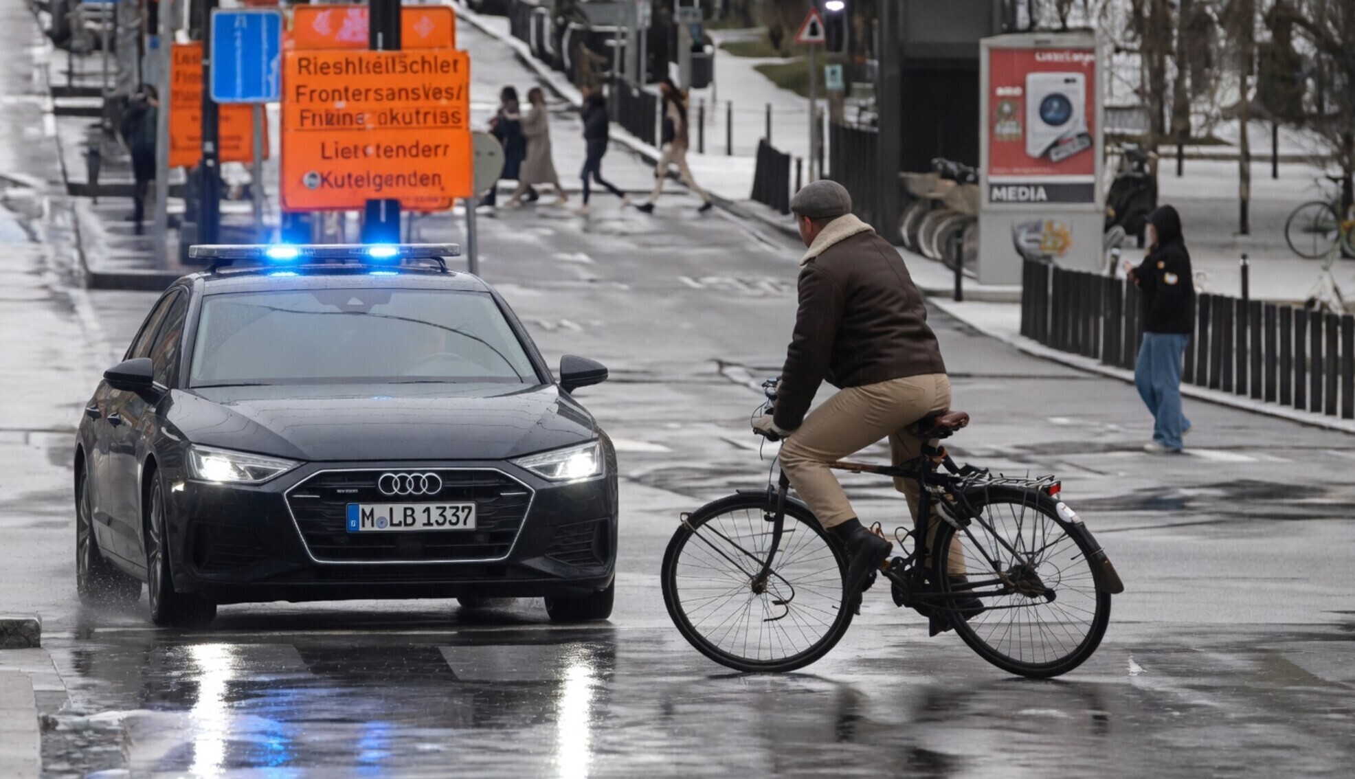 Oeps! Fietser keihard van z'n sokken gereden door loeiende politieauto