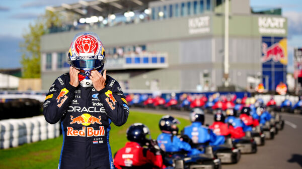 Terugkijken: De hoogtepunten van Max Verstappen vs 100 amateurs in een kart