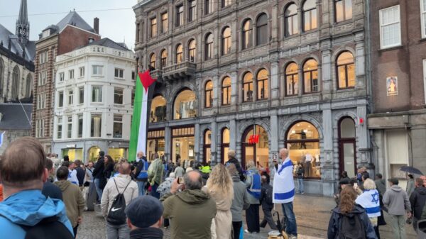 Palestijnse vlag van H&M-gebouw getrokken bij pro-Israëldemonstratie