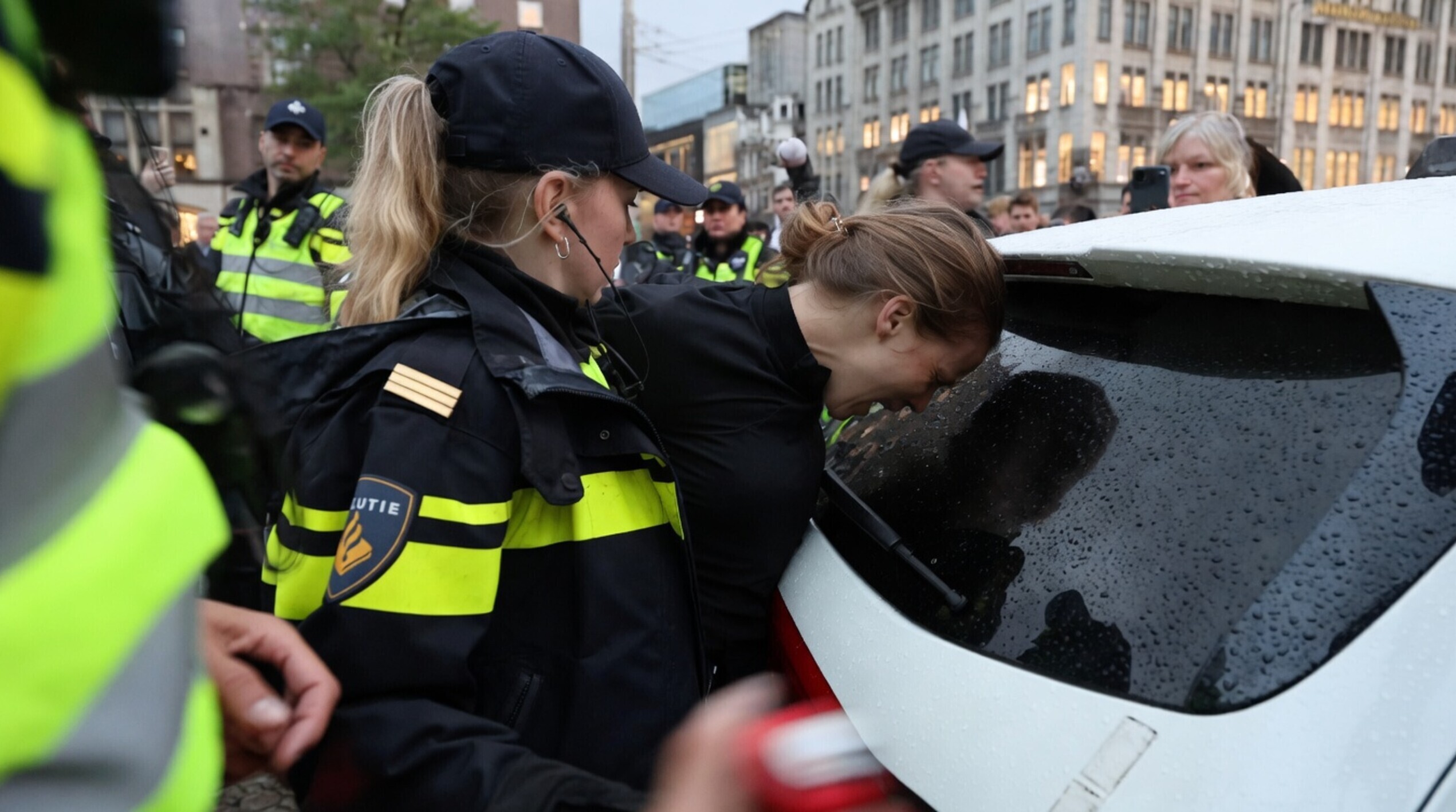 Politie grijpt in bij verfprotest op de Dam tijdens Israëlmanifestatie