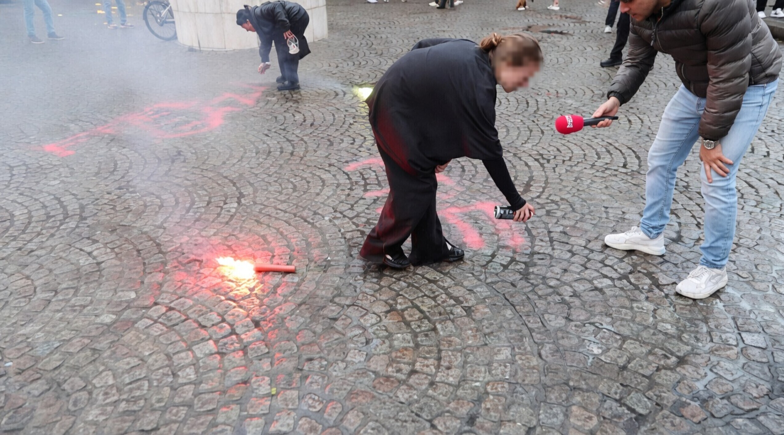 Politie grijpt in bij verfprotest op de Dam tijdens Israëlmanifestatie